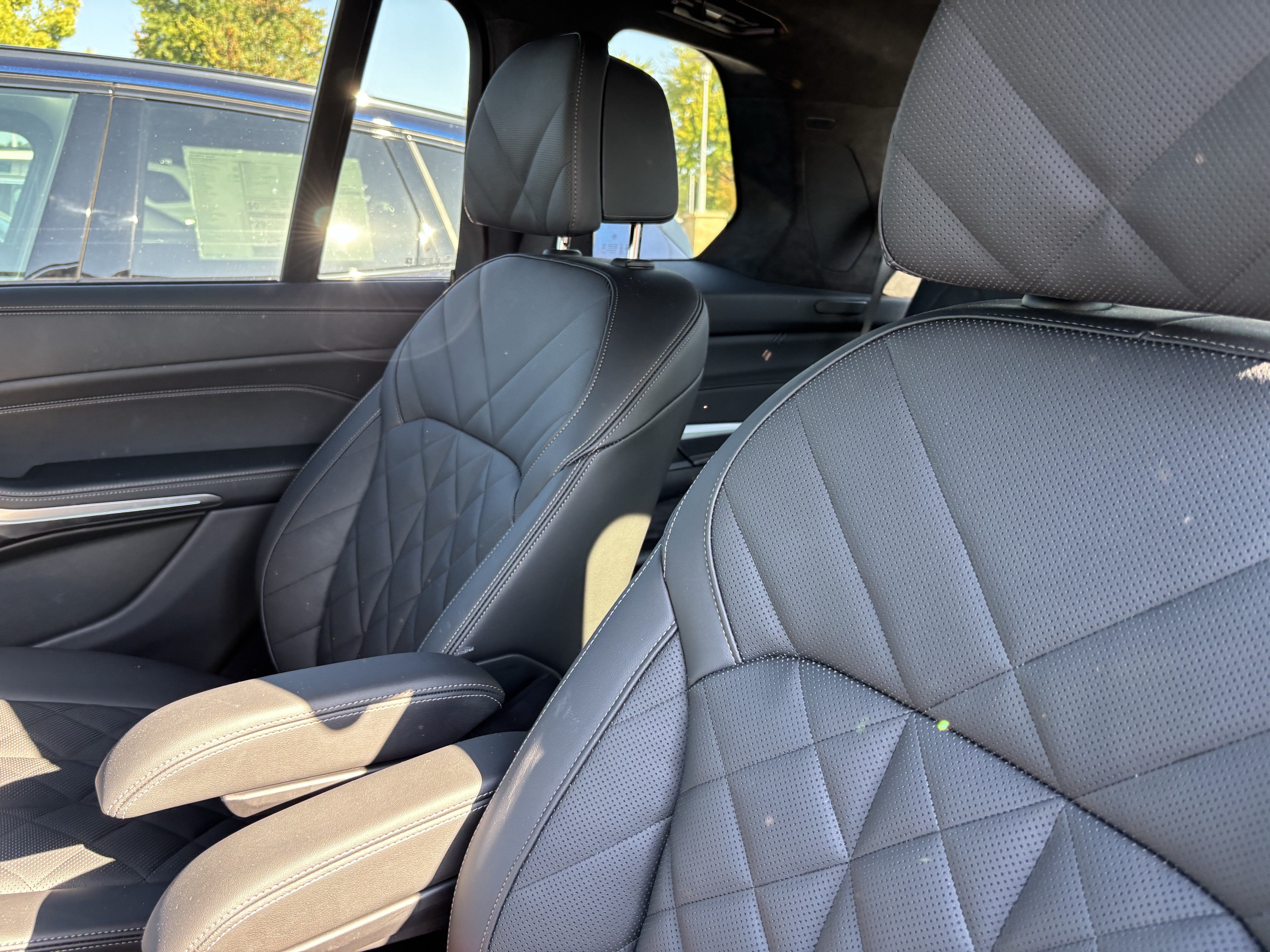 Certified 2025 BMW X7 xDrive40i w/ M Sport Package AWD/4WD image 32