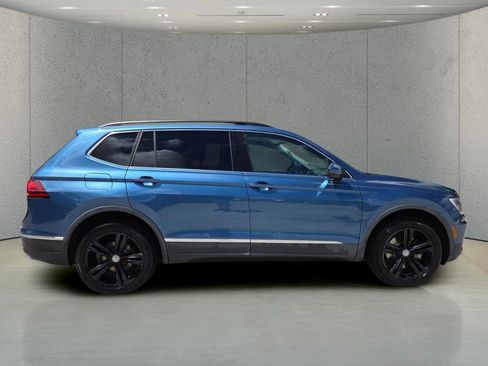 Used 2020 Volkswagen Tiguan SE w/ Panoramic Sunroof Package FWD image 2