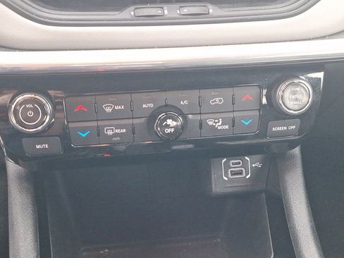 Used 2023 Jeep Compass Limited image 38