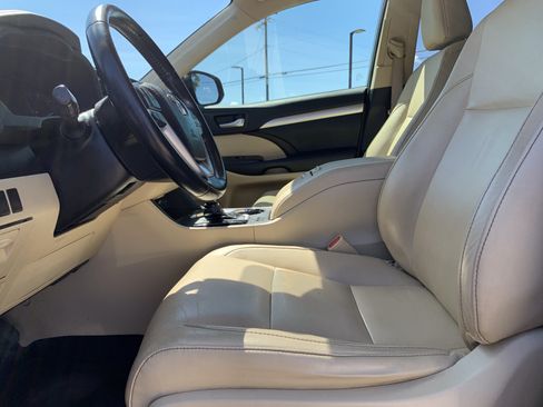 Used 2018 Toyota Highlander XLE FWD image 16