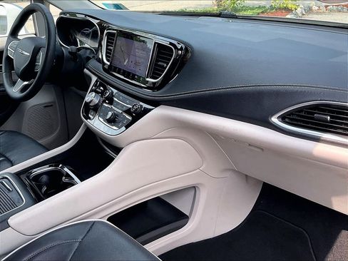 Used 2022 Chrysler Pacifica Limited FWD image 13