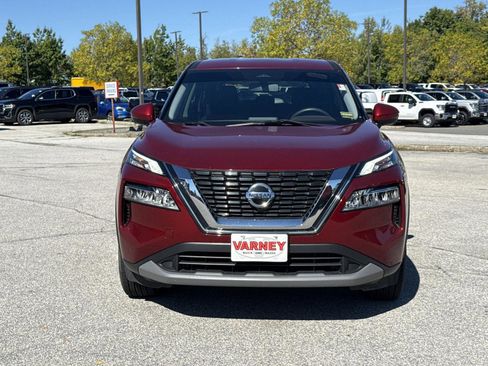 Used 2021 Nissan Rogue SV image 2