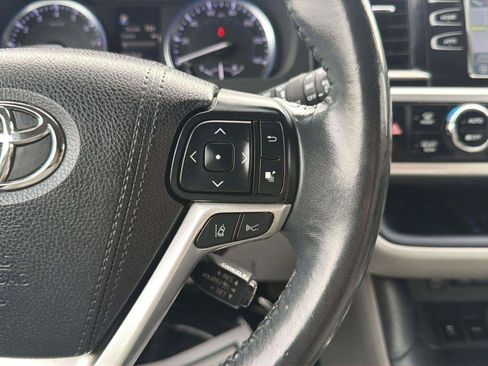 Used 2017 Toyota Highlander XLE AWD/4WD image 29