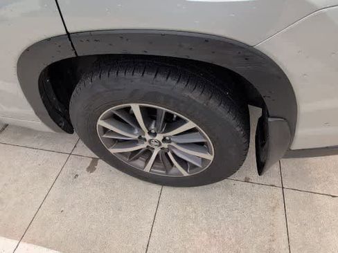 Used 2017 Toyota Highlander XLE w/ Carpet Mat Package AWD/4WD image 11