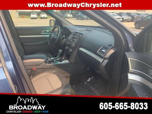 Used 2017 Ford Explorer XLT AWD/4WD image 6
