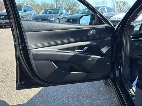 Used 2023 Hyundai Elantra Limited image 11