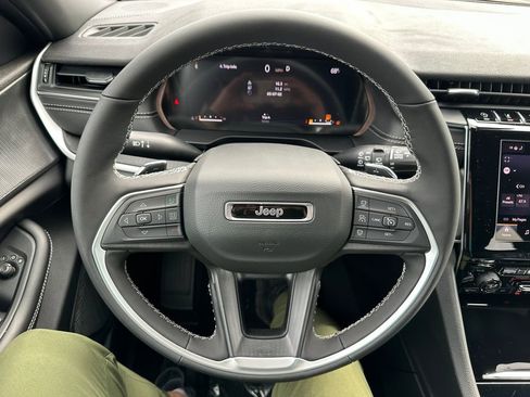 New 2025 Jeep Grand Cherokee L Altitude image 2