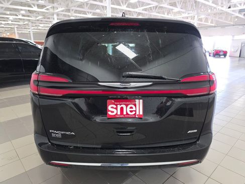 Used 2022 Chrysler Pacifica Touring-L image 4