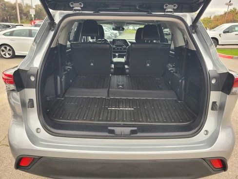 Used 2021 Toyota Highlander XLE image 8