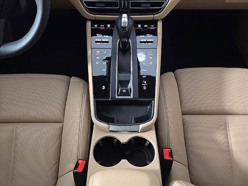 Certified 2025 Porsche Macan image 20