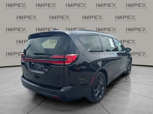 Used 2025 Chrysler Pacifica Limited FWD image 3