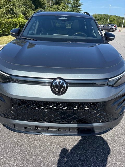 Used 2025 Volkswagen Tiguan SE R-Line AWD/4WD image 11
