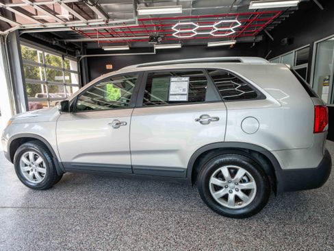 Used 2012 Kia Sorento LX w/ Convenience Pkg FWD image 2