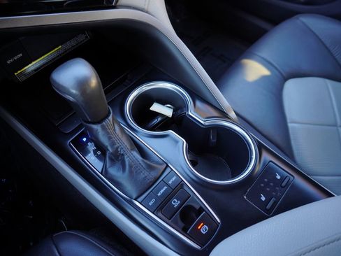 Used 2019 Toyota Camry XLE image 18