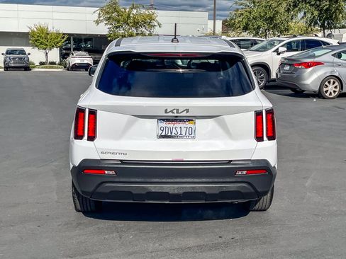 Used 2023 Kia Sorento LX image 3