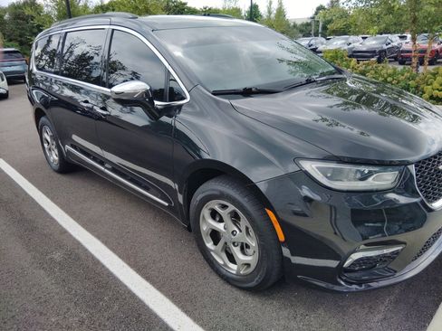 Used 2022 Chrysler Pacifica Limited w/ Uconnect Theater Family Group AWD/4WD image 4