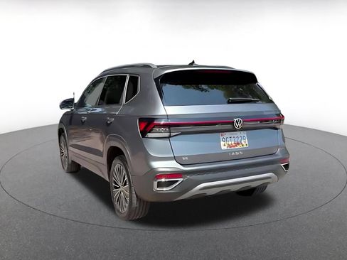 Used 2026 Volkswagen Taos SE FWD image 11
