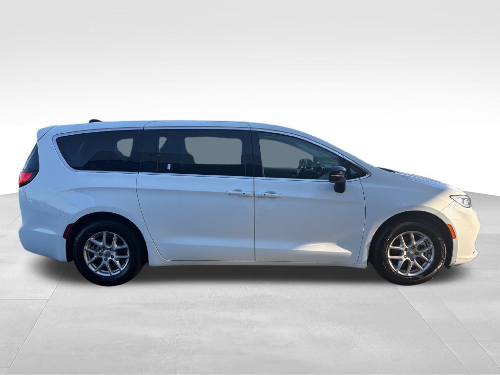 Used 2024 Chrysler Pacifica Touring-L FWD image 6