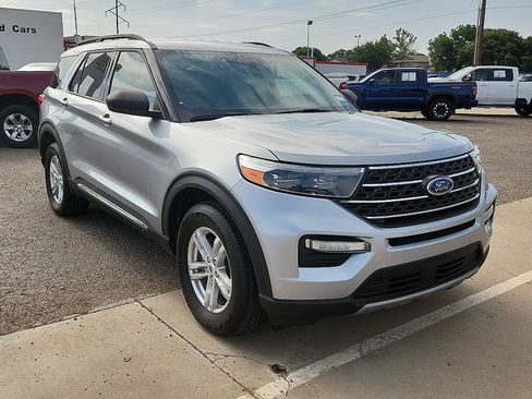 Used 2023 Ford Explorer XLT w/ Equipment Group 202A AWD/4WD image 4