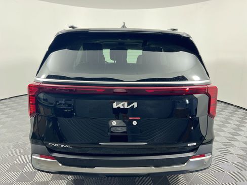 Certified 2025 Kia Carnival SX image 4