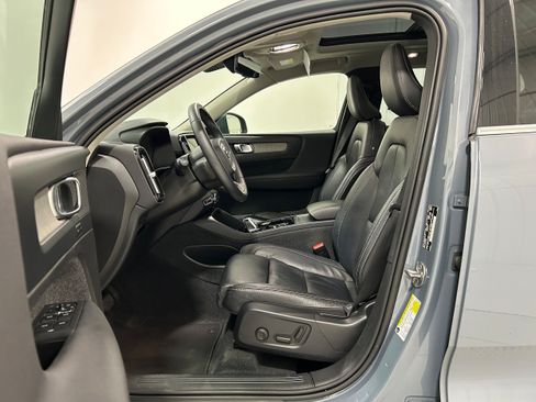 Used 2023 Volvo XC40 B5 Plus AWD/4WD image 4