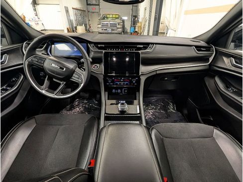 Used 2024 Jeep Grand Cherokee L Laredo image 10