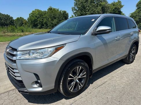 Used 2019 Toyota Highlander LE AWD/4WD image 1