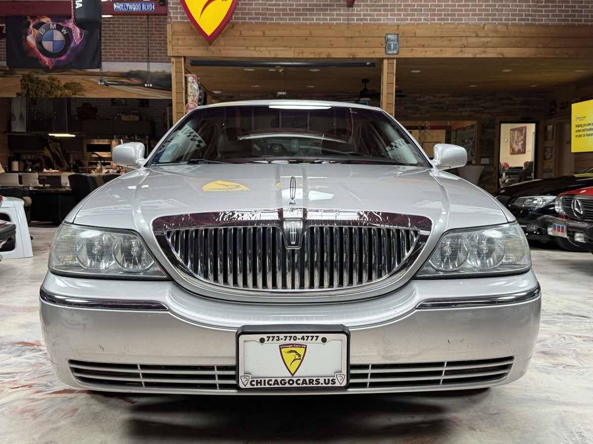 Used 2003 Lincoln Town Car Executive RWD image 2