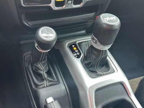 Used 2019 Jeep Wrangler Unlimited Sahara w/ Uconnect 4C Nav & Sound Group AWD/4WD image 29