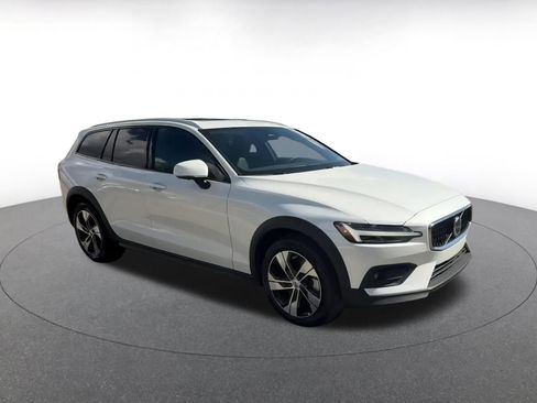 Used 2025 Volvo V60 B5 Cross Country Plus image 2