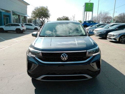 Used 2022 Volkswagen Taos SE image 2