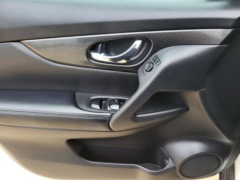 Used 2016 Nissan Rogue SL FWD image 17