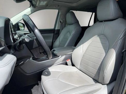 Used 2021 Toyota Highlander XLE image 18