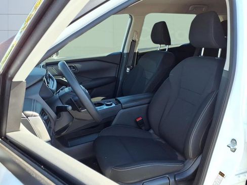 Used 2025 Nissan Rogue S image 3