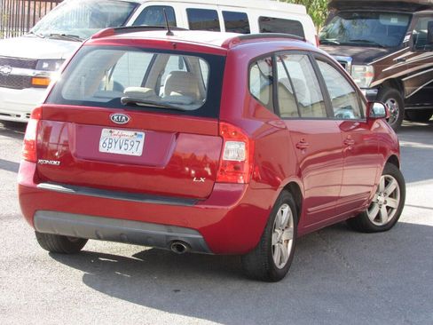 Used 2007 Kia Rondo LX w/ Convenience Pkg image 9