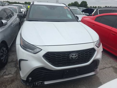 Used 2023 Toyota Highlander XSE FWD image 2