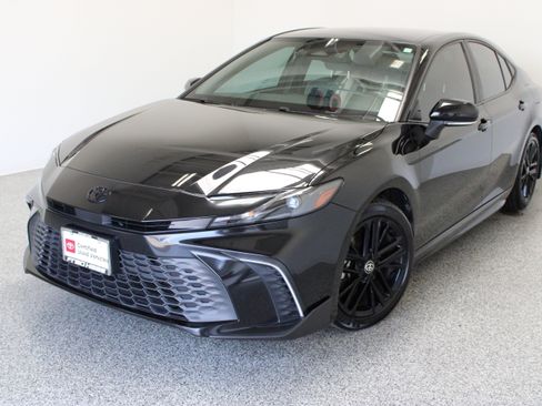 Used 2025 Toyota Camry SE w/ Convenience Package FWD image 2