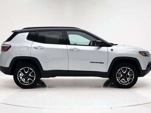 Used 2024 Jeep Compass Trailhawk image 3