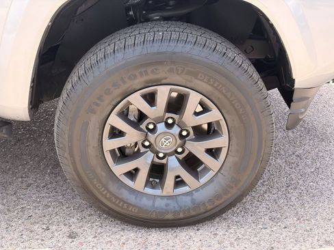 Used 2020 Toyota Tacoma SR5 AWD/4WD image 9