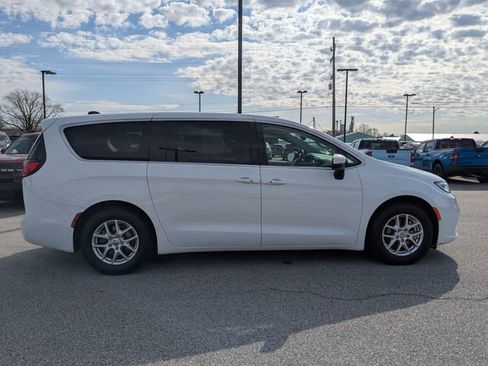 Used 2023 Chrysler Pacifica Touring-L image 10