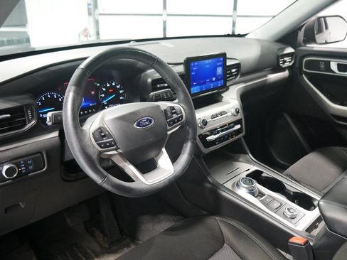 Certified 2022 Ford Explorer XLT w/ Class IV Trailer Tow Package image 9