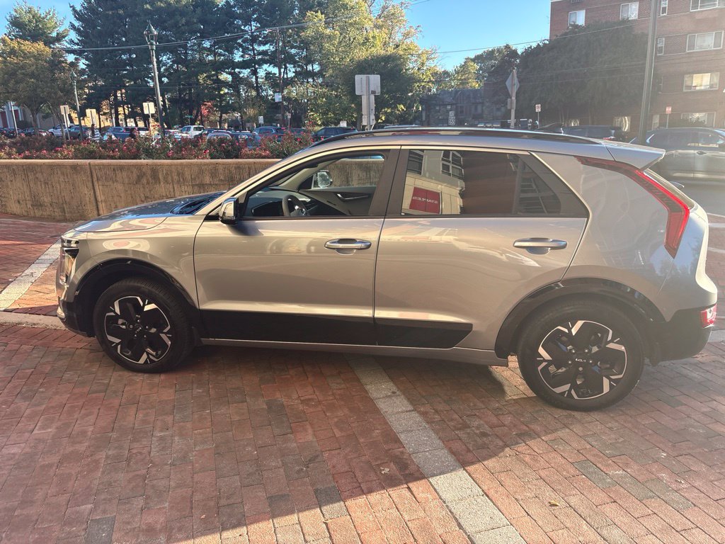 Used 2023 Kia Niro Wave w/ Wave Preserve Package FWD image 6