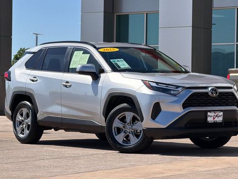 Used 2025 Toyota RAV4 XLE AWD/4WD image 2