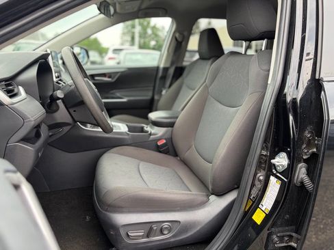 Used 2025 Toyota RAV4 XLE AWD/4WD image 19