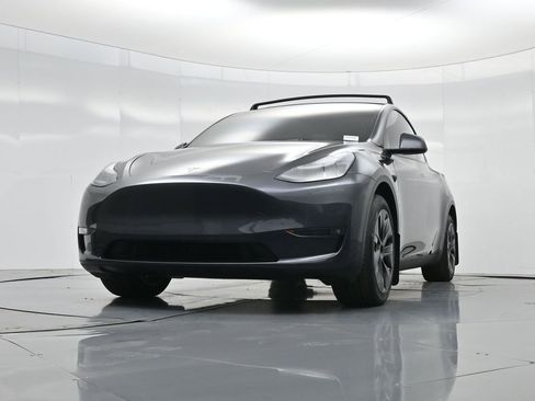 Used 2025 Tesla Model Y Long Range image 42