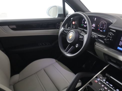 Used 2025 Porsche Cayenne image 12
