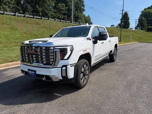 Used 2024 GMC Sierra 3500 Denali w/ Denali Reserve Package AWD/4WD image 3