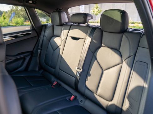 Certified 2022 Porsche Macan AWD/4WD image 24