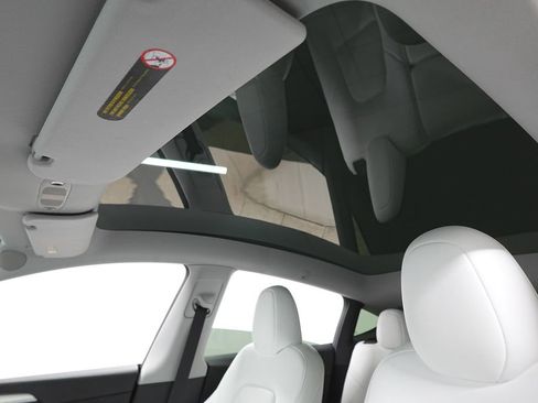 Used 2024 Tesla Model Y Performance image 11