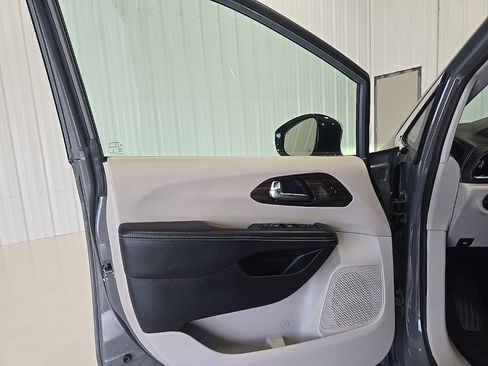 Used 2023 Chrysler Pacifica Limited image 12
